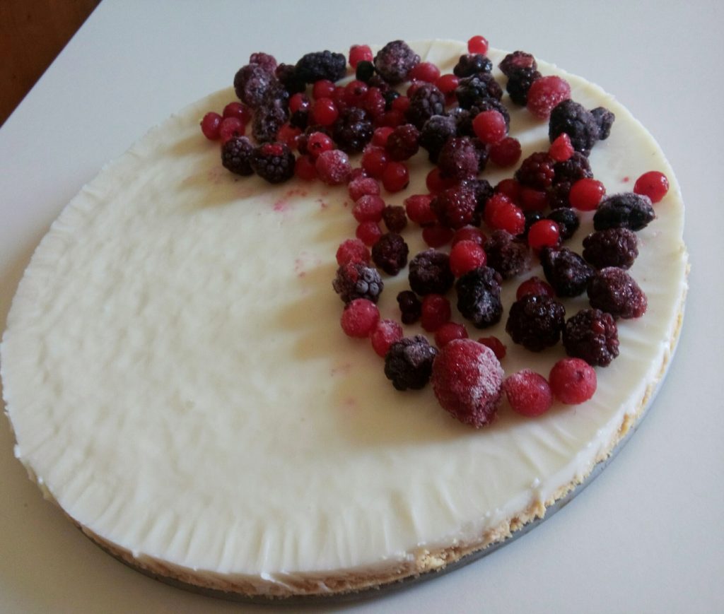 Torta fredda allo yogurt e frutti di bosco senza panna