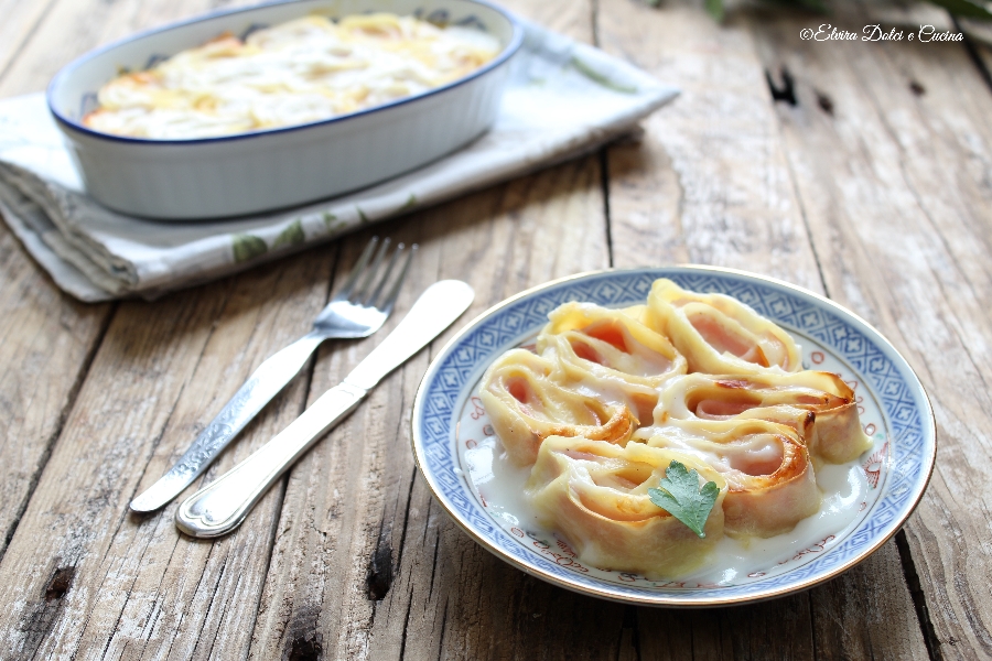 Rosette di pasta fresca con prosciutto cotto e formaggio