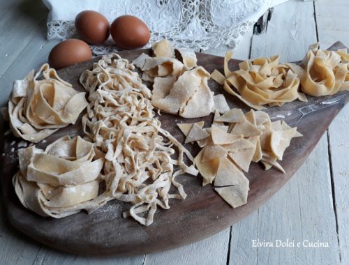 Tagliatelle e altri formati di pasta fresca fatta in casa