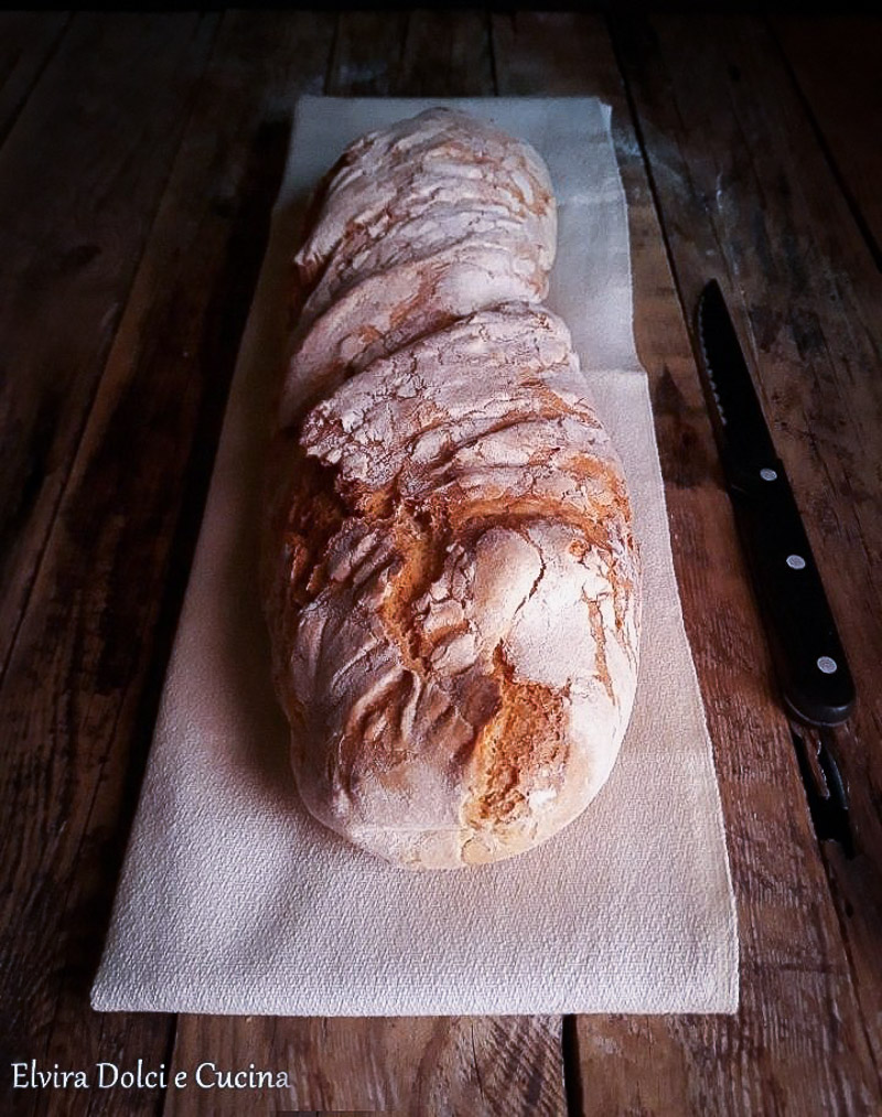 filone di pane arrotolato fatto in casa