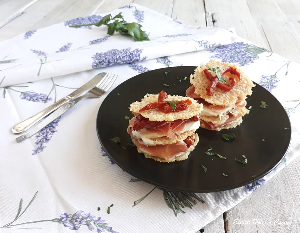 Millefoglie di Parmigiano prosciutto crudo e pomodorini secchi