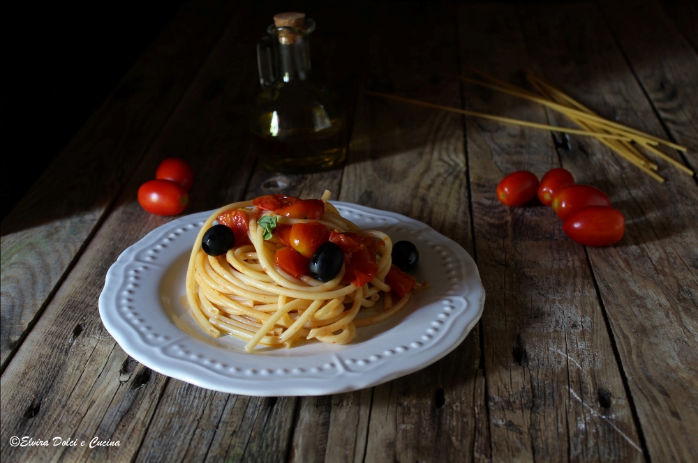 Bucatini con pomodorini freschi e olive nere
