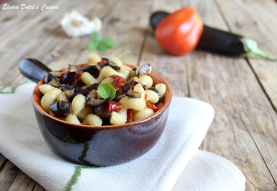 Pasta con melanzane e pomodorini secchi