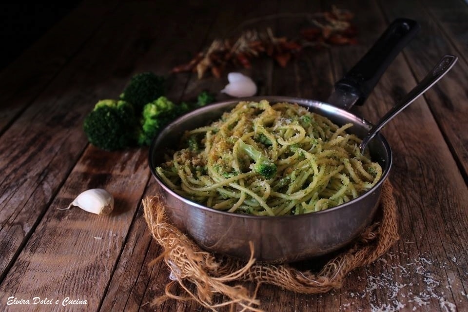 Spaghetti ammollicati con crema di broccoli e pecorino grattugiato