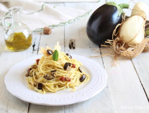 Spaghetti ammollicati con melanzane e cialdine croccanti