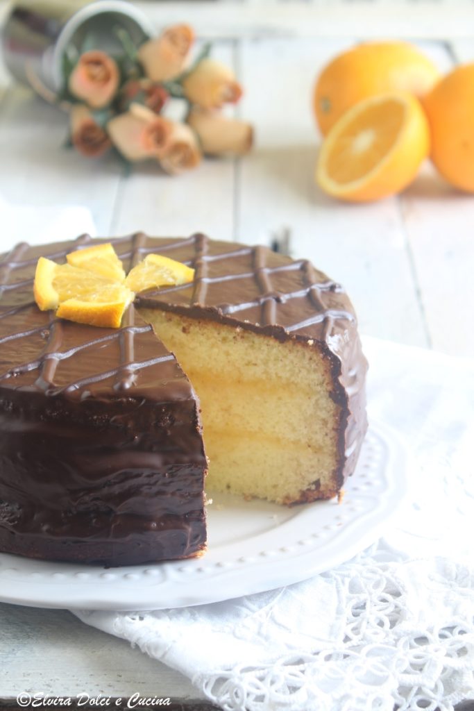 Torta al cioccolato fondente con crema all’arancia