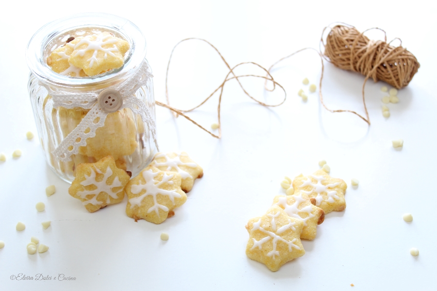 Biscotti di Natale con gocce di cioccolato bianco