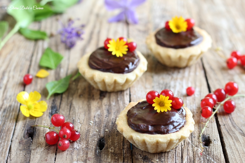 Crostatine cioccolato e marmellata di ribes