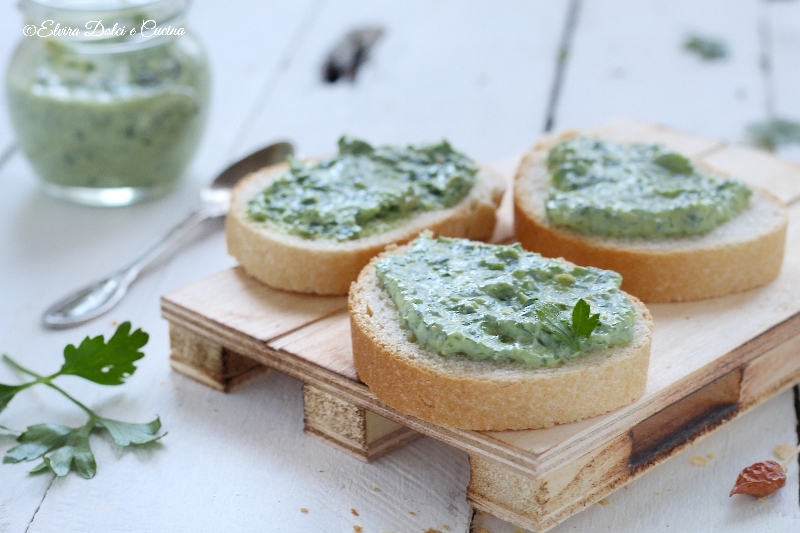 Crostini con pesto di prezzemolo alla ricotta