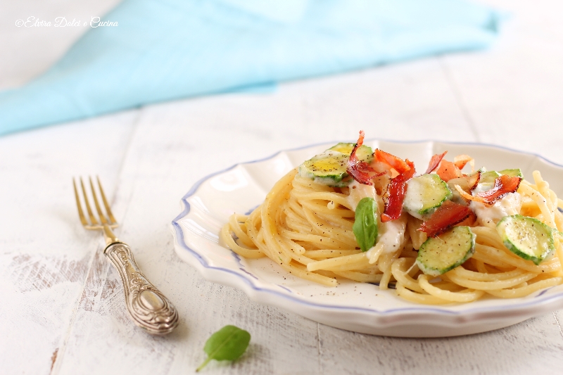 Spaghetti con zucchine mousse di burrata e speck croccante