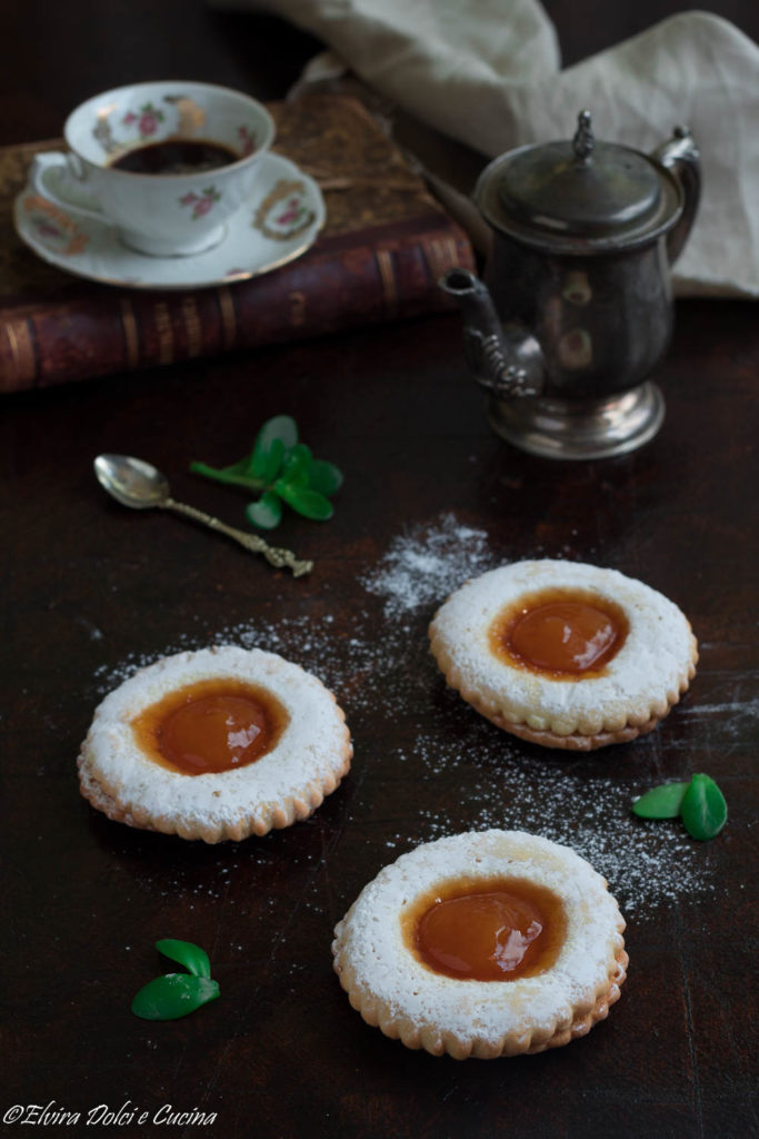 Occhi di bue alla marmellata di albicocche