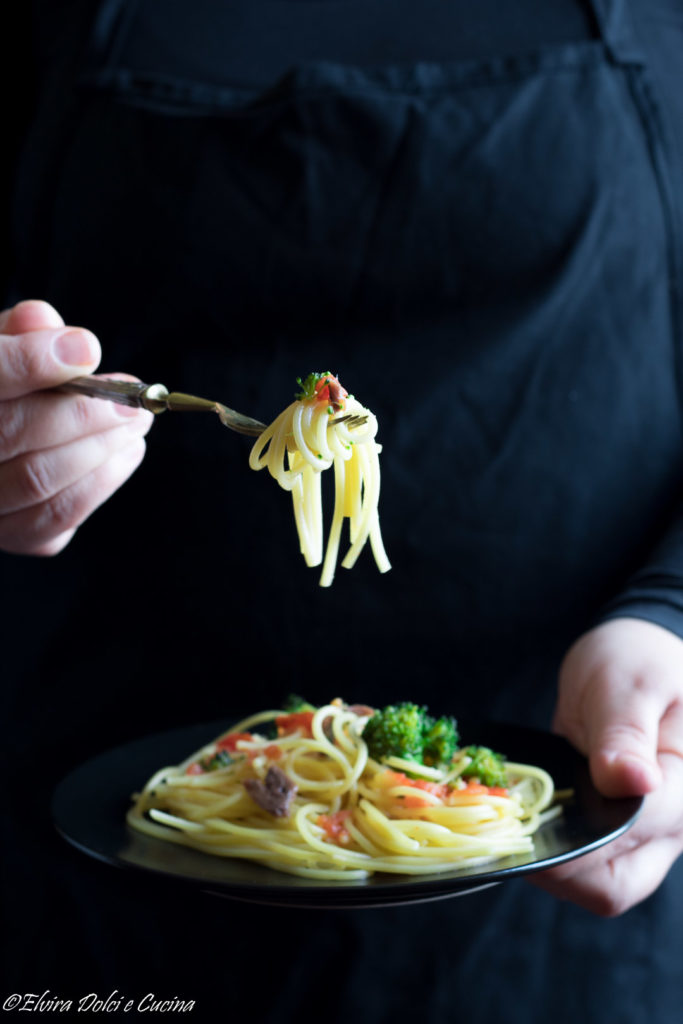 spaghetti con broccoli pomodorini e alici