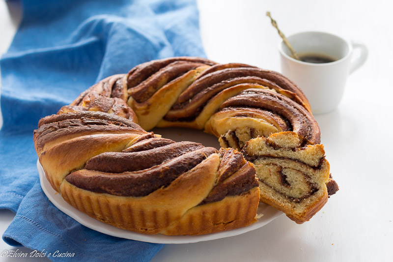 Ciambella intrecciata di pan brioche alla Nutella