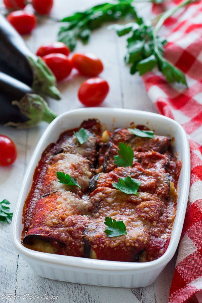 Involtini di melanzane al forno con pane e formaggio