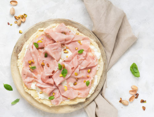 Pizza bianca con stracchino mortadella e pistacchi - ricetta veloce senza lievitazione