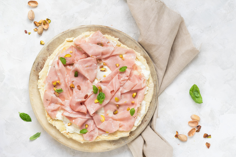 Pizza bianca con stracchino mortadella e pistacchi - ricetta veloce senza lievitazione