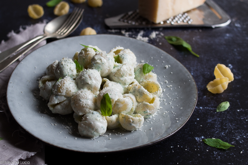 Pasta con crema di ricotta al basilico