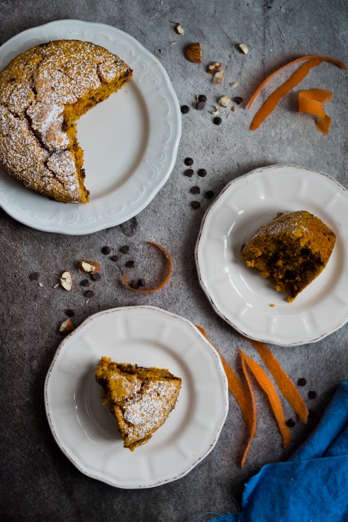 Torta di carote mandorle e gocce di cioccolato senza glutine