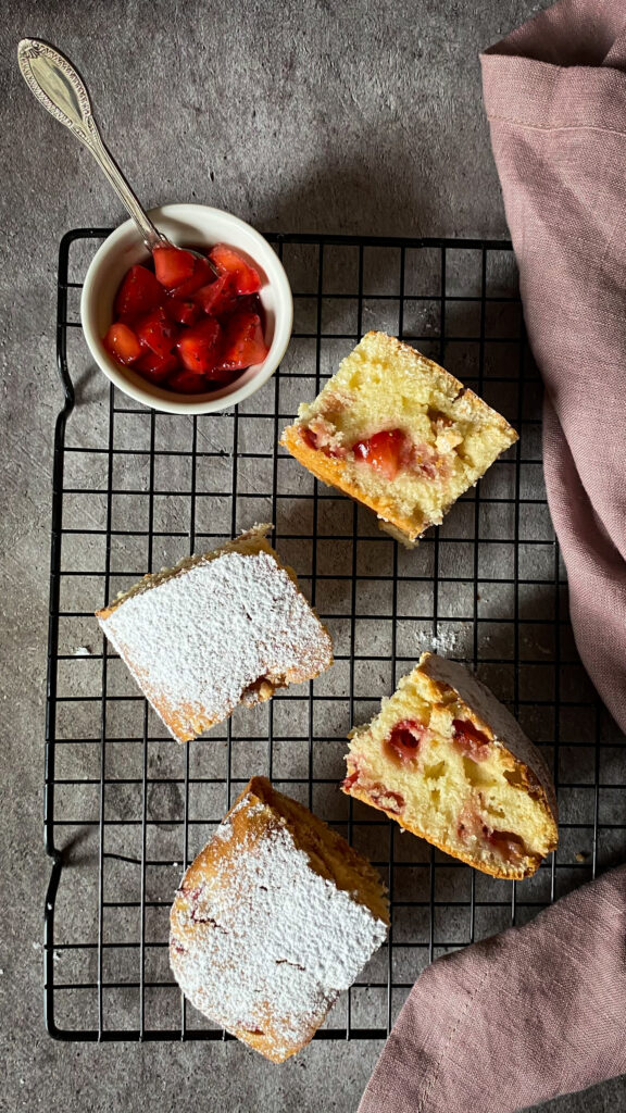 Torta yogurt e fragole