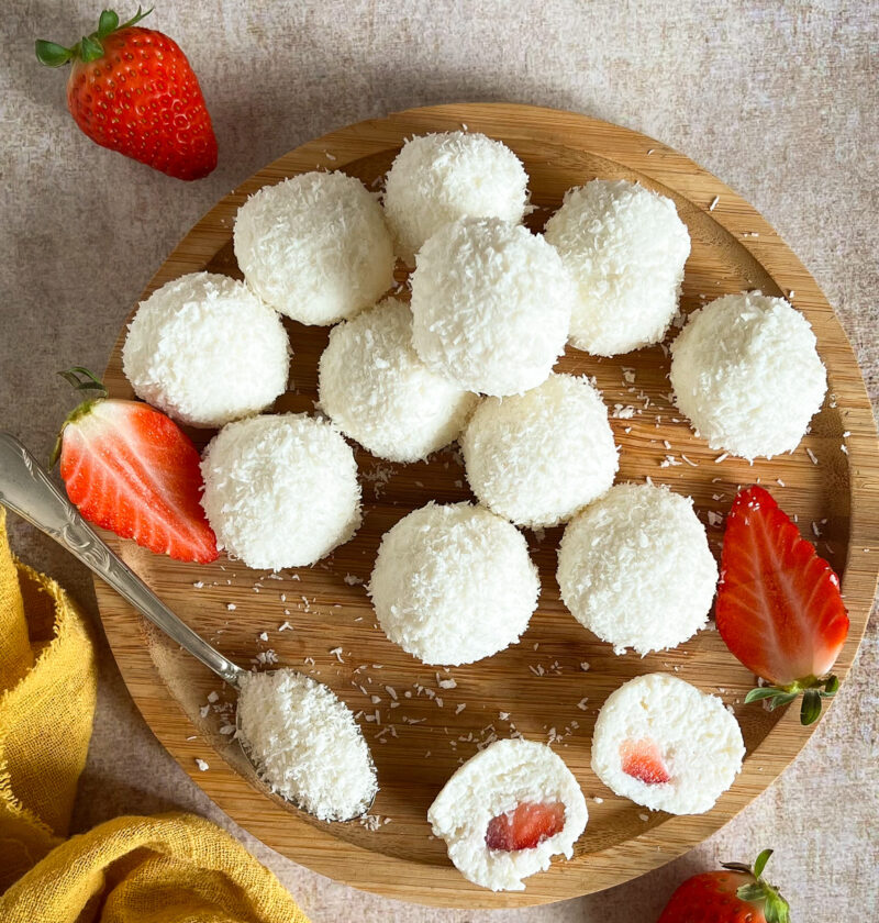 tartufini al cocco con cuore di fragola