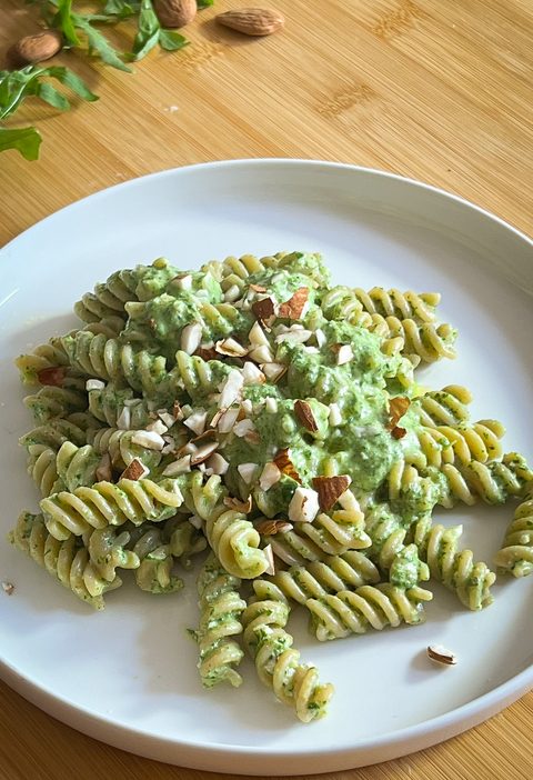 pasta cremosa con pesto di rucola feta e mandorle