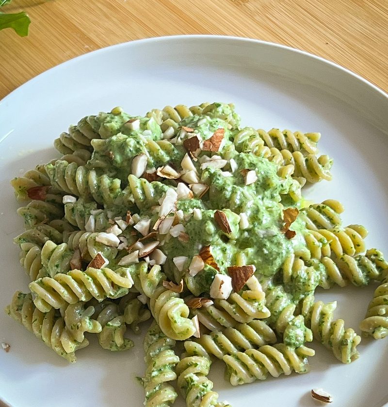 pasta cremosa con pesto di rucola feta e mandorle