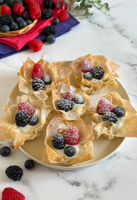 cestini di pasta fillo con yogurt greco e frutti rossi