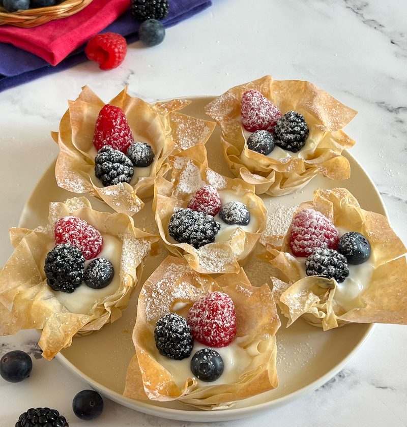 cestini di pasta fillo con yogurt greco e frutti rossi